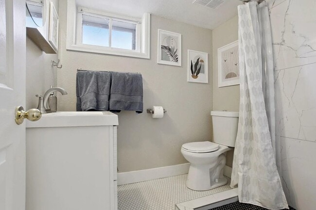 Building Photo - 790 E 200 S
