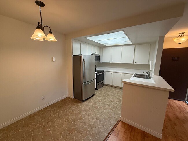 Foto del edificio - 2 Bed, 1 Bath Upstairs Condo with Private ...