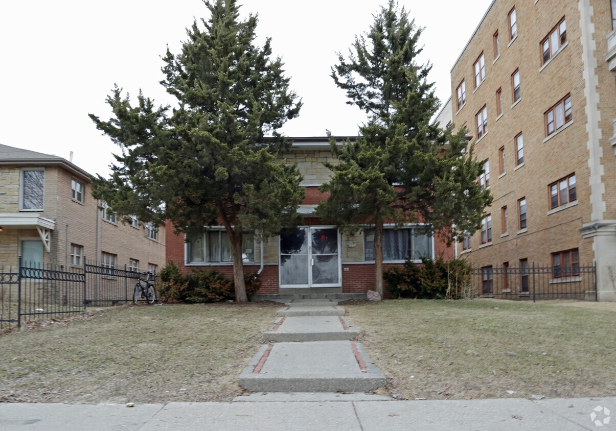 Building Photo - 2922 W Wells St