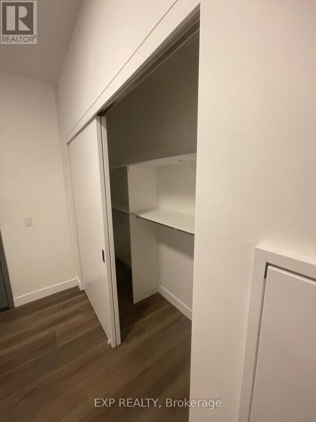 Photo du bâtiment - 1600 James Naismith Dr