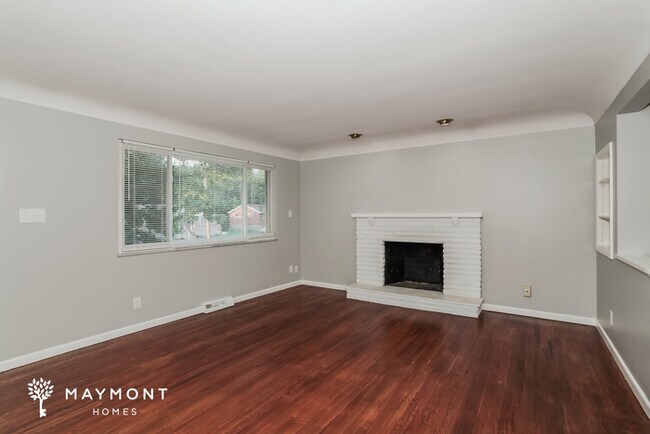 Building Photo - Spacious 4 Bedroom 2.5 Bath Ranch