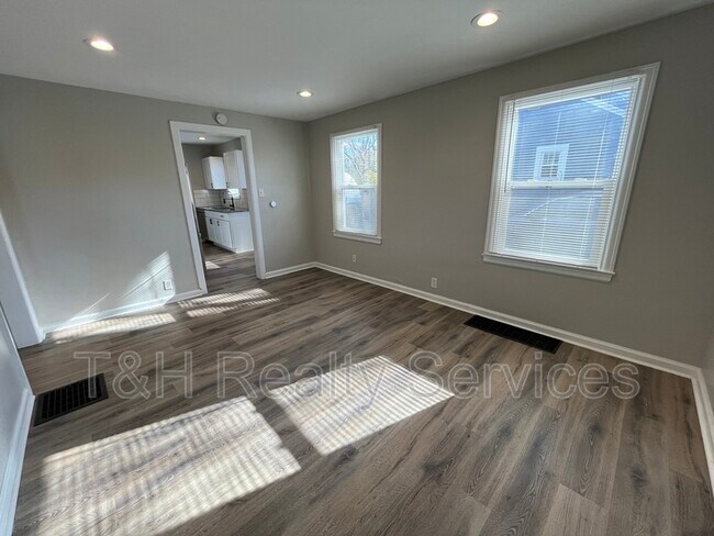 Building Photo - 1329 Wallace Ave