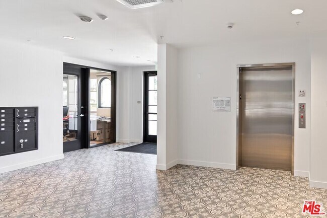 Foto del edificio - 5020 Woodman Ave