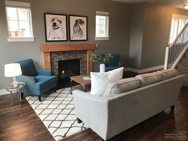 Building Photo - 3 Bedroom + Flex Space in Central Location - Close to Old Mill!