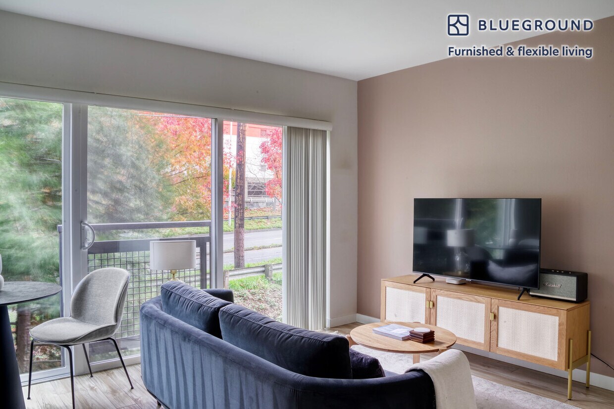 Foto principal - 3036 16th Ave W