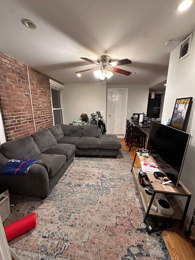 Building Photo - Very nice 3 bed in the North End