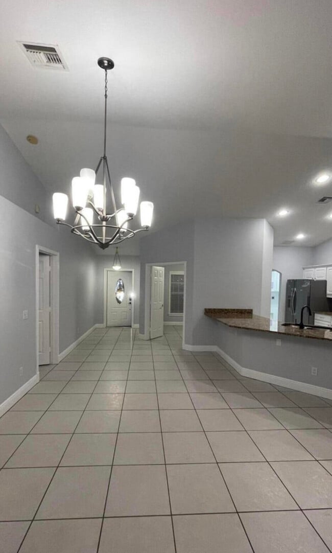 Building Photo - 3118 SE Salerno Rd