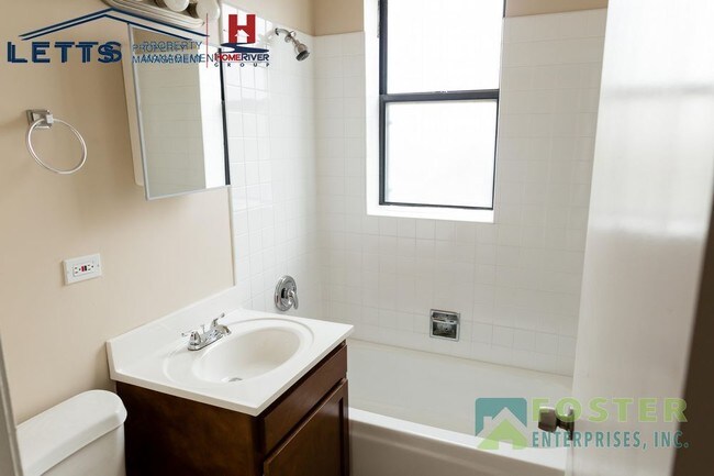 Building Photo - Spacious Modern Living