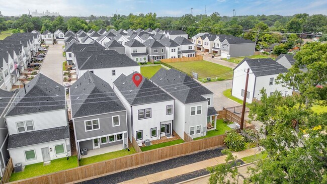 Foto del edificio - 413 Stonework Garden Ln