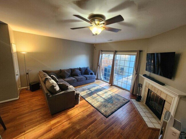 Building Photo - Gorgeous updated 2br/2ba TH
