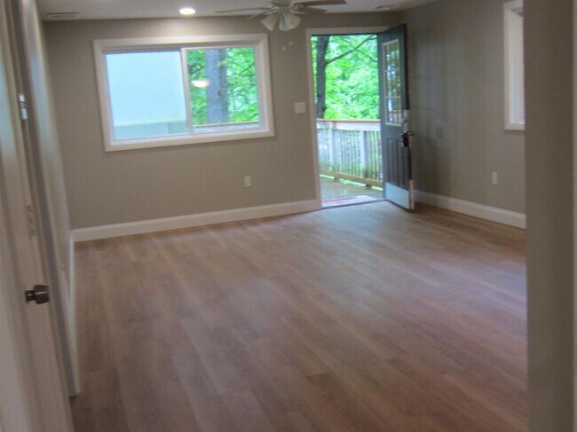 Foto del edificio - 174 Pattee Hill Rd