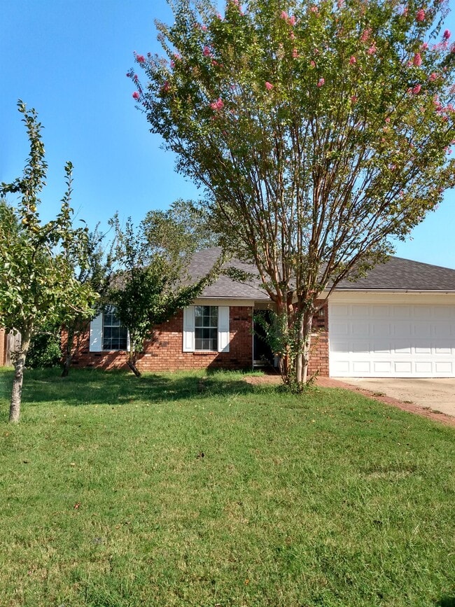 Building Photo - 2140 Cedar Oaks Dr