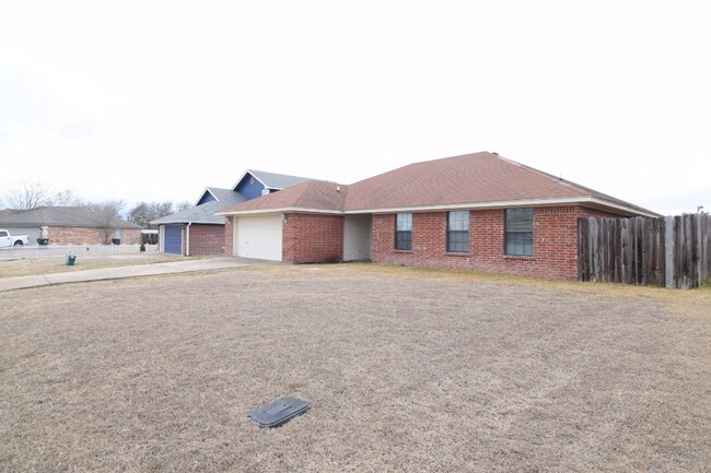 Building Photo - 203 Cedar Ridge Dr