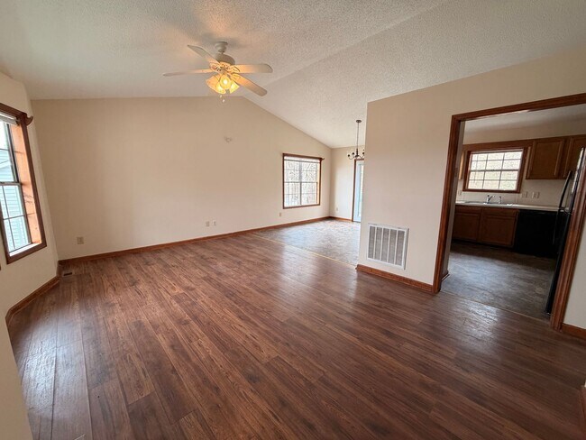 Foto del edificio - AVAILABLE