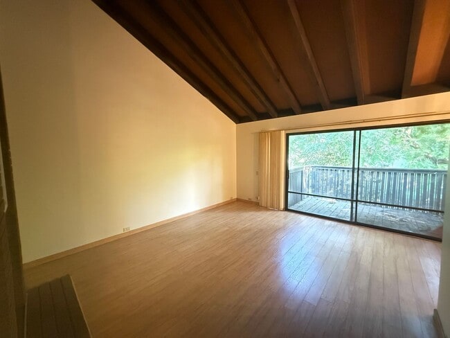 Foto del edificio - 1 bed 1 bath available in the Arden area of Sacramento!