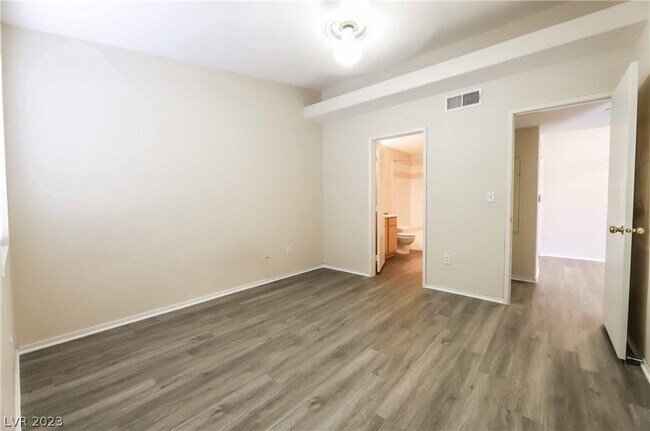 Building Photo - 950 Seven Hills Dr