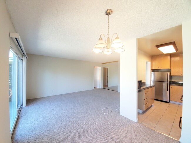Building Photo - Top floor Woodlake unit with lake view