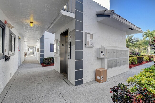 Building Photo - 15251 Lakes of Delray Blvd