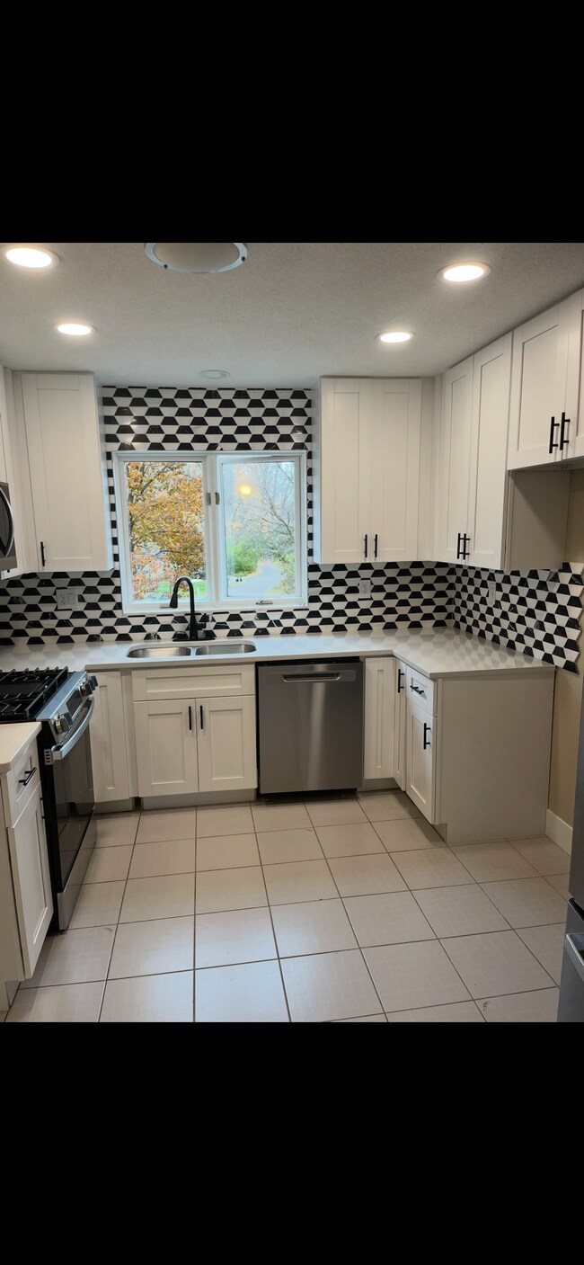 Foto del edificio - 573 Maple Sq