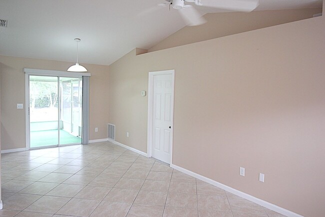 Building Photo - Roomy 4 Bed 2 Bath Home w Huge Screened La...