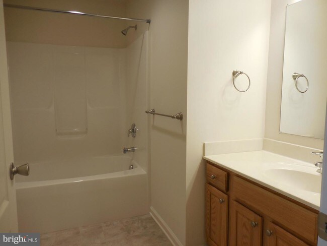 Building Photo - 103 Meadowcreek Dr S