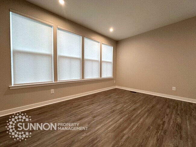 Foto del edificio - 3BR Townhome with Rooftop Deck in LoSo