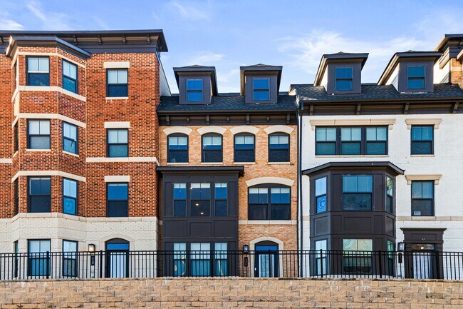 Foto del edificio - Your new home awaits you! Luxury Townhouse...