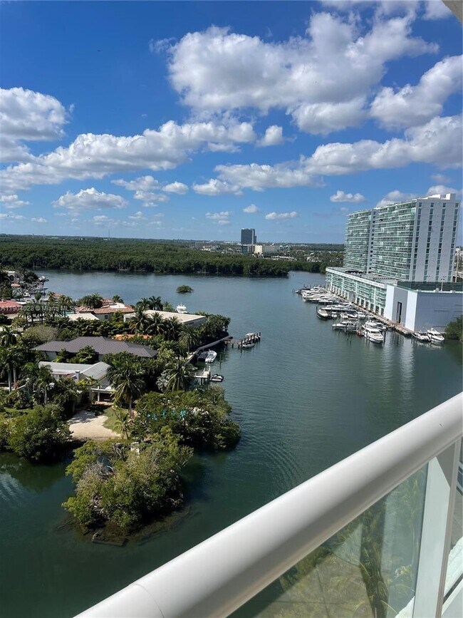 Building Photo - 16500 Collins Ave