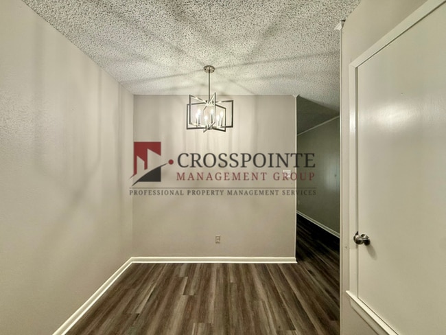 Building Photo - 2 Bedroom 1.5 Bathroom Triplex in Tyler!