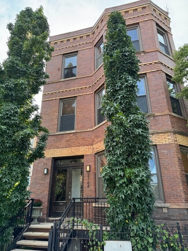 Building Photo - 2164 N Oakley Ave