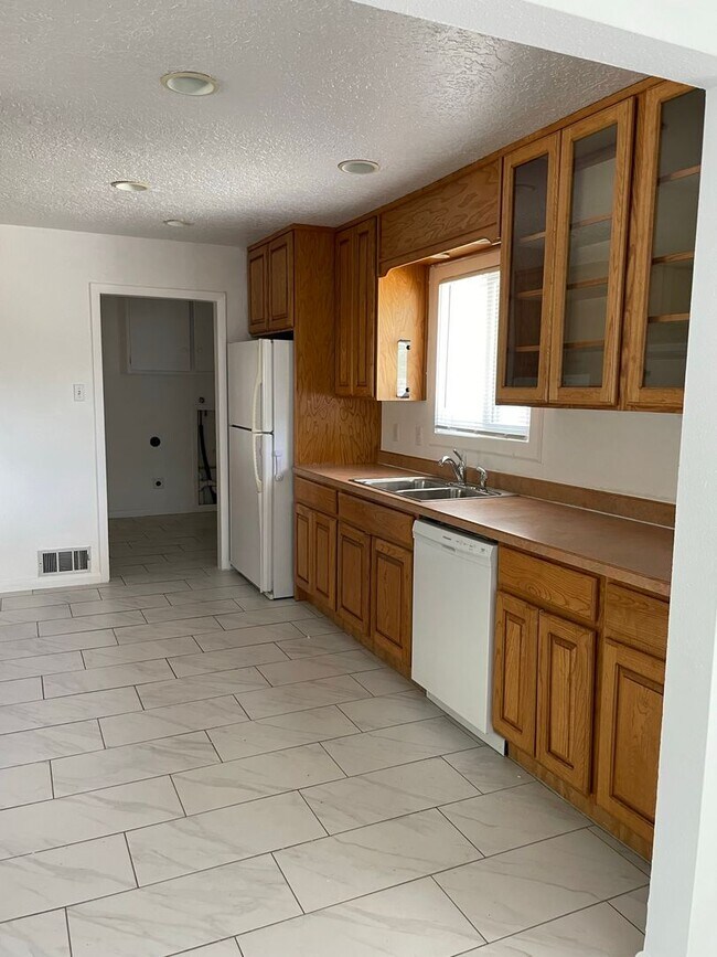 Building Photo - Open floorplan/Huge yard/Lots of Storage/Fireplace