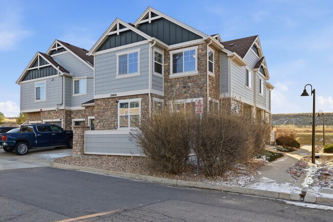 Foto del edificio - PRICE DROP! "Spacious 3-Bedroom Haven with 2.5 Baths in Aurora – 1,860 Sq Ft of Comfort and Style!"