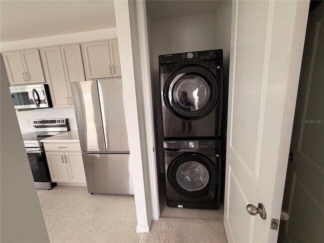 Foto del edificio - 3155 Voyager Ave