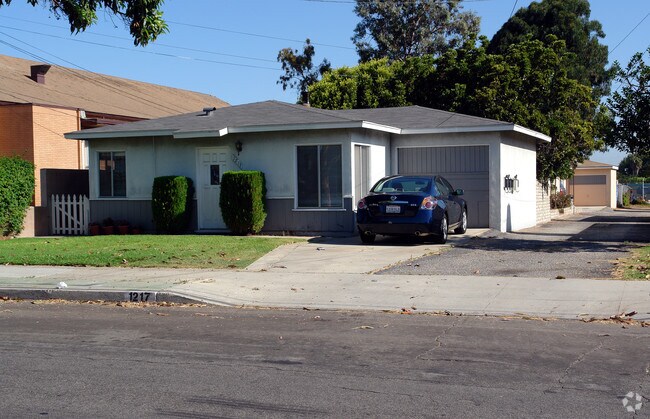 Building Photo - 1217-1229 E Mariposa Ave