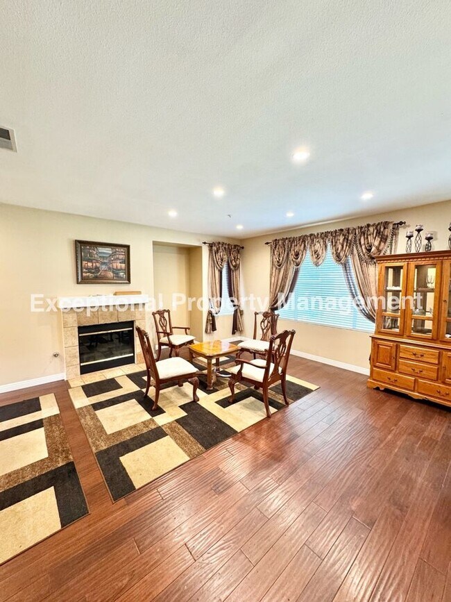 Foto del edificio - Great 4 bed 3 bath home with a loft