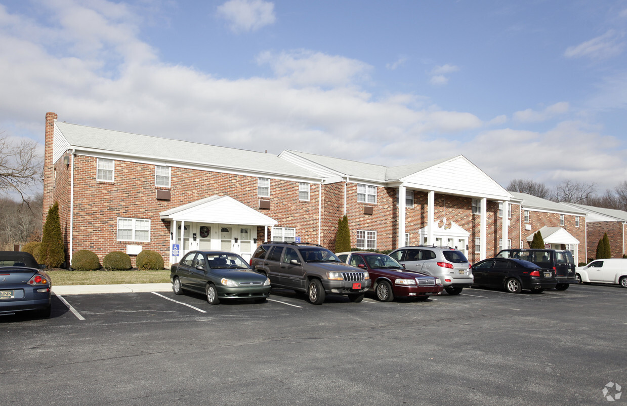 Primary Photo - Schoolside Apartments