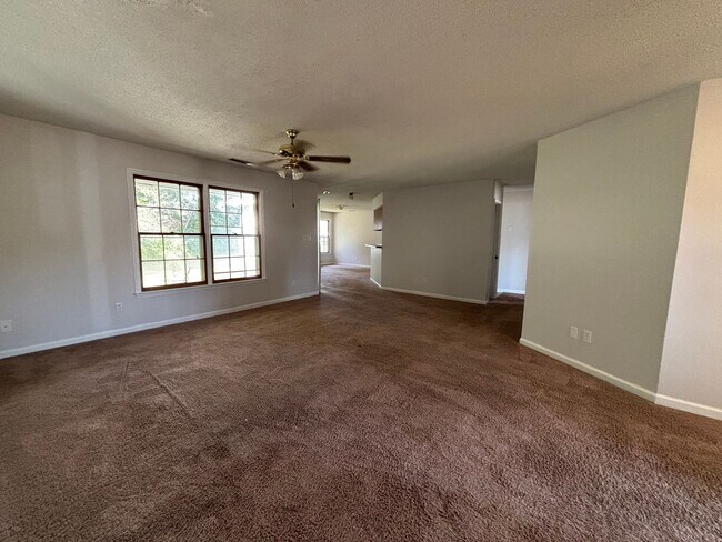 Building Photo - 115 Honey Tree Ct
