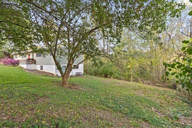 Building Photo - *1/2 OFF FEBRUARY RENT* Charming Cottage l...