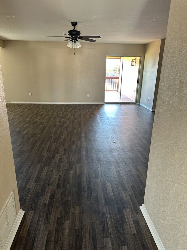 Foto del edificio - AVAILABLE NOW!