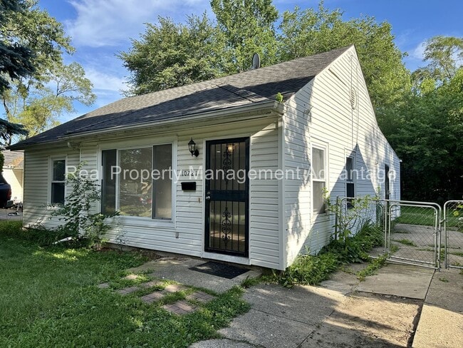 Building Photo - Mid-Century Ranch Boasts 3 Large Bedrooms ...
