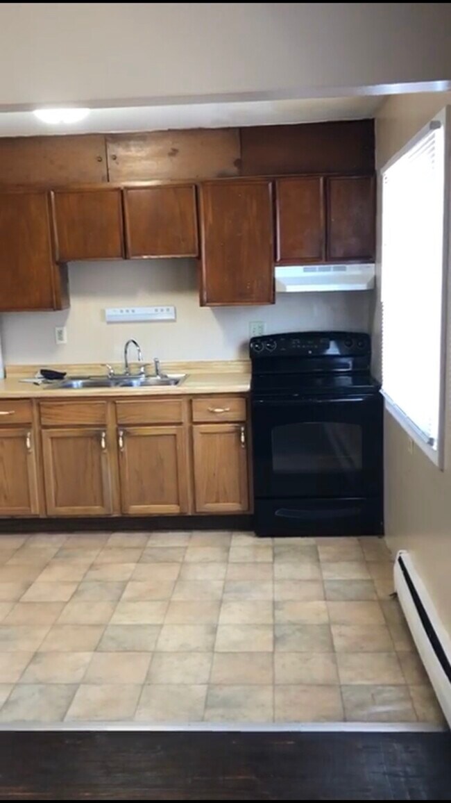Disposición normal de cocina para este edificio. - 1338 East 7th St