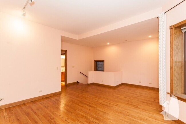 Building Photo - 1464 W Carmen Ave
