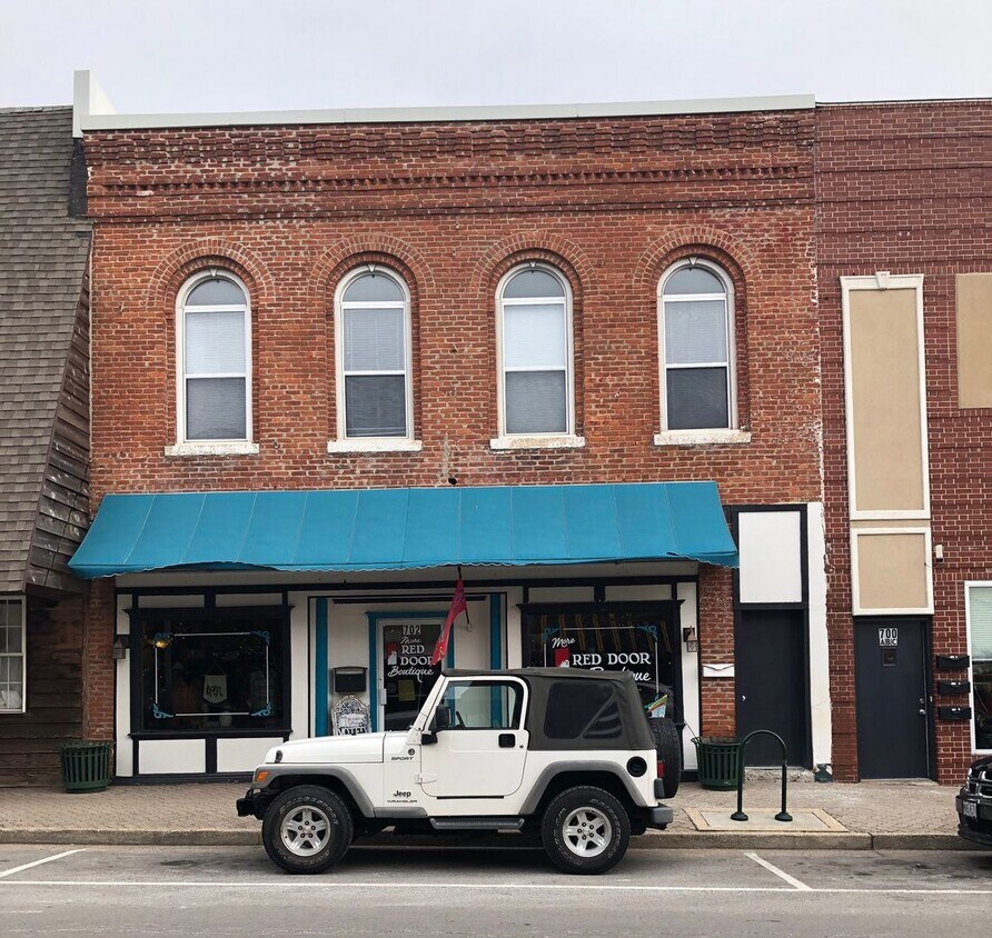 Primary Photo - 3bedroom/1 bath apartment -upstairs above ...