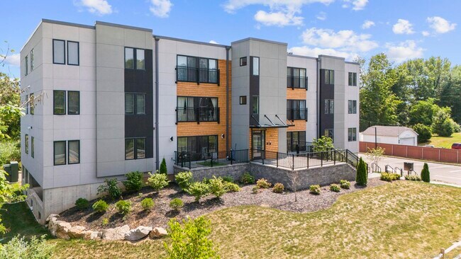 Foto del edificio - 245 E Main St