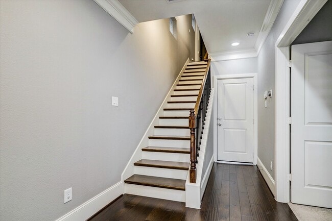 Building Photo - 704 N Shepherd Dr