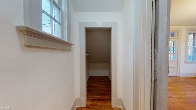 Building Photo - 1 br, 1 bath Duplex - 2213 Bull Street A