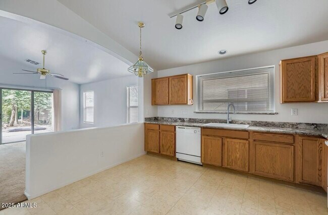 Foto del edificio - 21098 N Alexis Ave