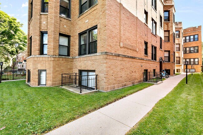 Building Photo - 6227 N Hermitage Ave