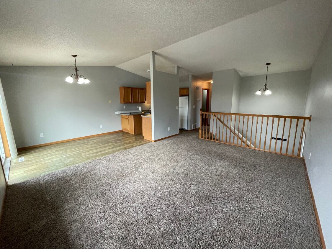 Primary Photo - 3 Bed 2 Bath Twin-Home