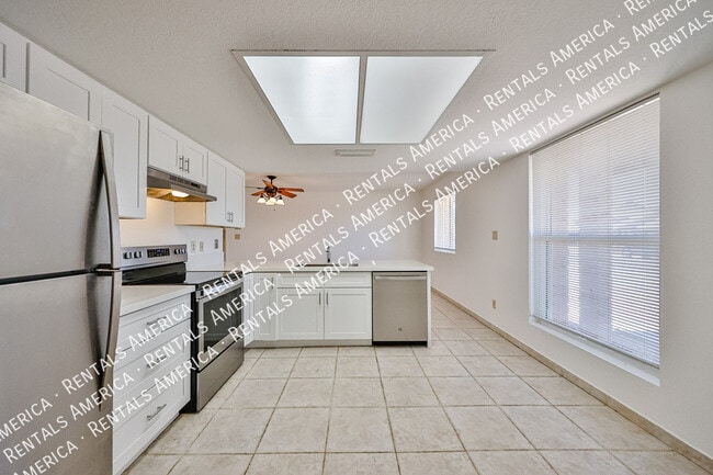 Building Photo - 1425 W Sequoia Dr